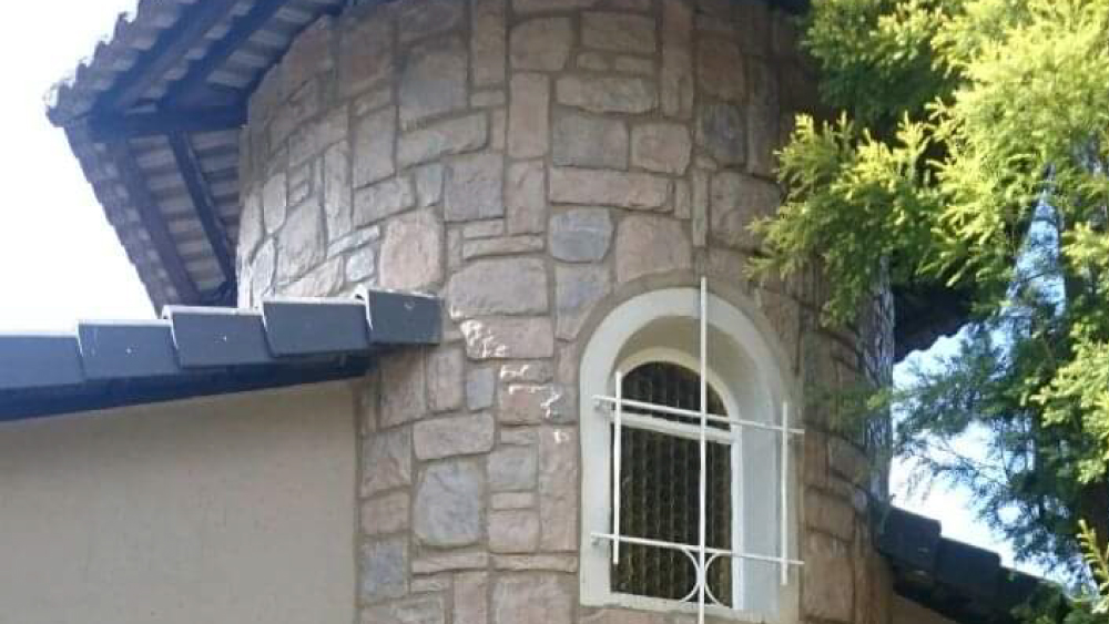 Easy-Edge-Cladding-Installation-in-front-of-house