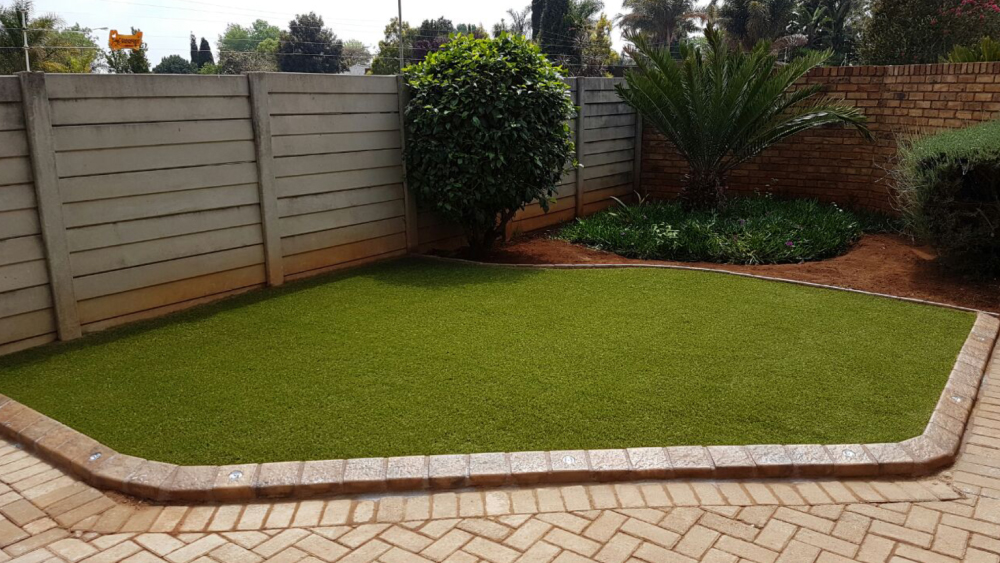 Easy-Edge-Garden-Paving-Around-Grass