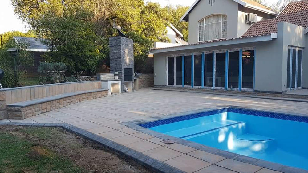 Easy-Edge-Pool-Surround-Paving-Installation