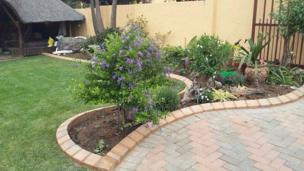 Easy-Edge-Product-Used-for-Garden-Paving