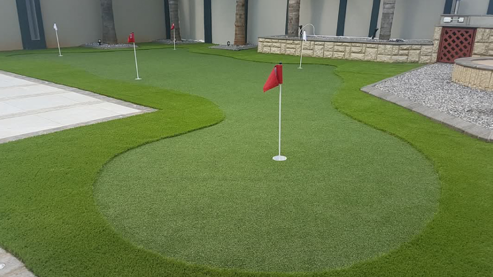Easy-Edge-Putting-Green-Installation-with-Synthetic-Lawn