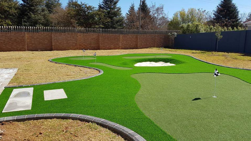 Easy-Edge-Synthetic-Lawn-and-Putting-Green-with-Bunker