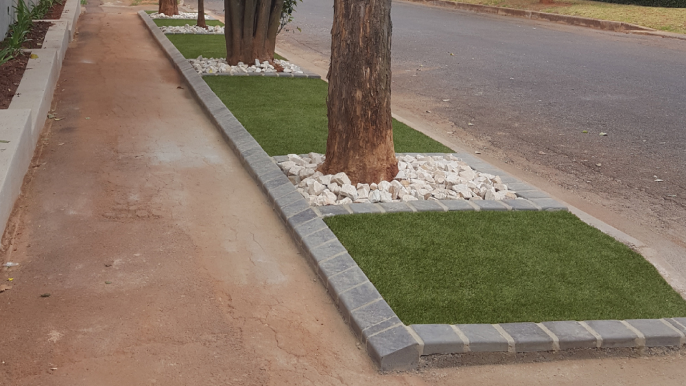 Easy-Edge-Walkway-Paving-Installation-with-Trees