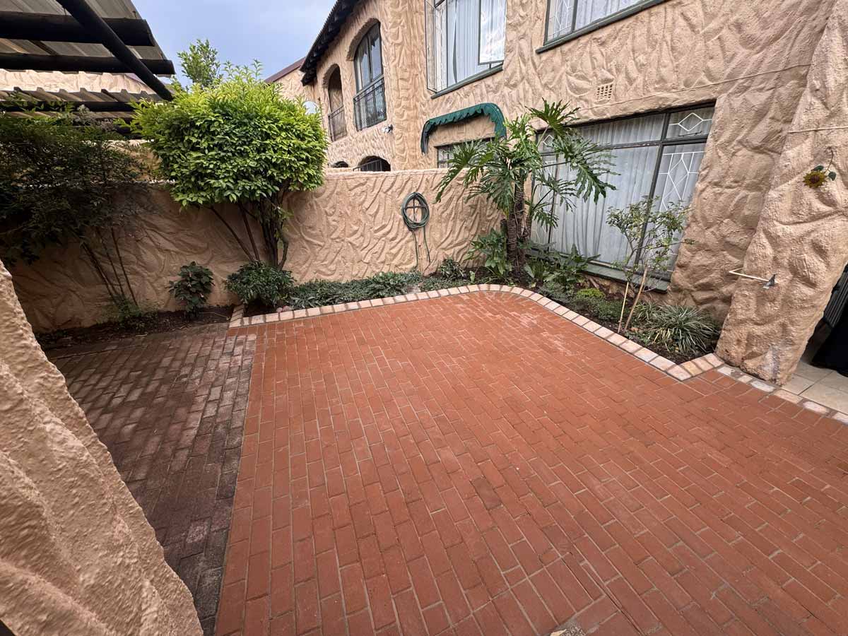 Easy Edge SA Curved Patio Paving with Cladded Stone Surrounds Project
